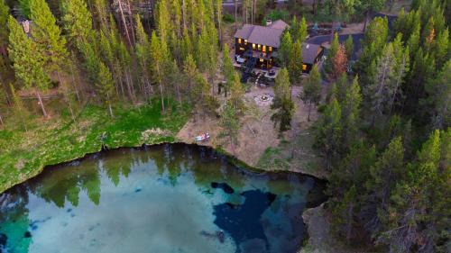 Sunriver Casa | Spring River Retreat Waterfront Luxury w Hot Tub Game Room Near Bend