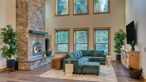 Sunriver Casa | Spring River Retreat Waterfront Luxury w Hot Tub Game Room Near Bend