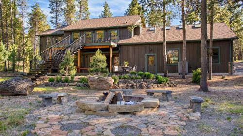Sunriver Casa | Spring River Retreat Waterfront Luxury w Hot Tub Game Room Near Bend