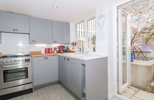Portland Cabaña | SPRING ROSE COTTAGE, pet friendly, with open fire in Fortuneswell