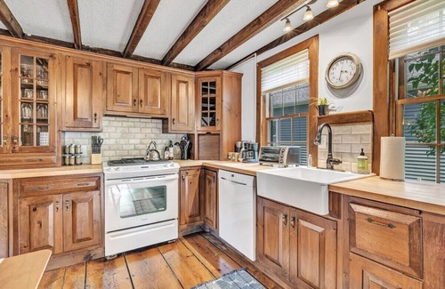 Milford Cabaña | Spring Sale Cozy Modern Rustic Cottage Yard W/D