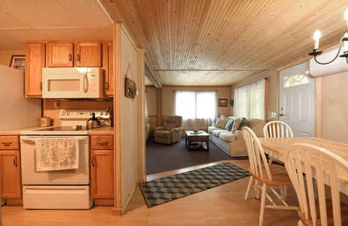Bridgton Cabaña | ** SPRING SPECIAL ** Charming 3-Bedroom Cottage Overlooking Foster Pond