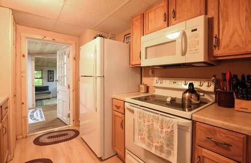 Bridgton Cabaña | ** SPRING SPECIAL ** Charming 3-Bedroom Cottage Overlooking Foster Pond