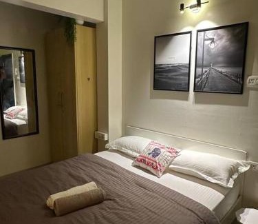 Mundhwa Apartamento | Spring Studio Apartment Opp Passport Office with AC Balcony WiFi Kitchenette