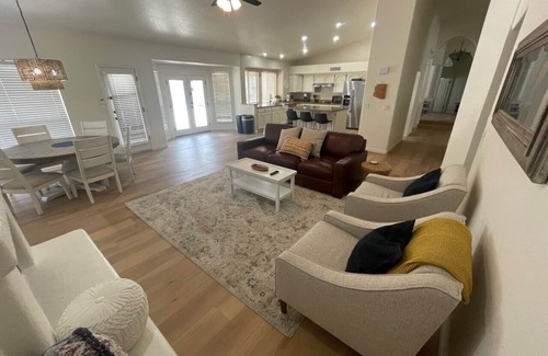 Glendale Casa | Spring Training Dream! Large yard, salt water pool/spa, billiards/ping pong