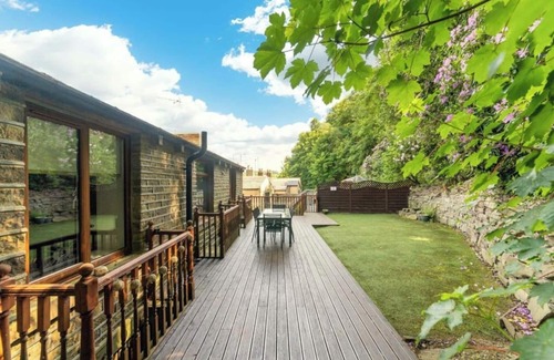 Honley Cabaña | Spring Wood Cottage, acogedor pero lujoso, tiene capacidad para 16 personas con bañera de hidromasaje.