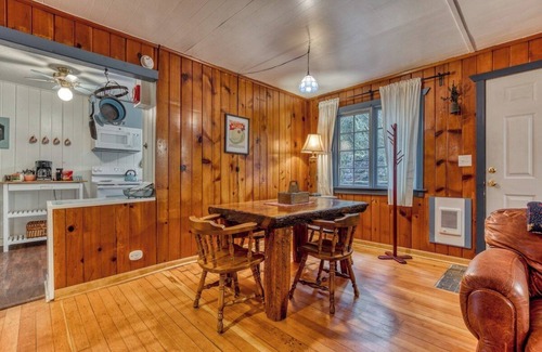 Mount Hood Village Cabina | Springbrook Cabin 2BR Retro Charm w Fireplace