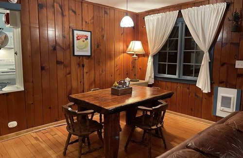 Mount Hood Village Cabina | Springbrook Cabin 2BR Retro Charm w Fireplace