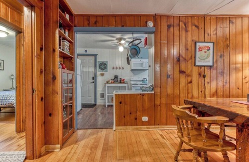 Mount Hood Village Cabina | Springbrook Cabin 2BR Retro Charm w Fireplace