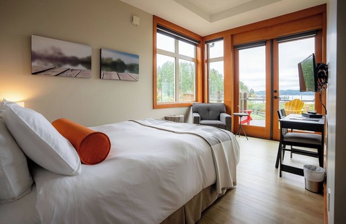 Sproat Lake Hotel | Sproat Lake Landing Resort