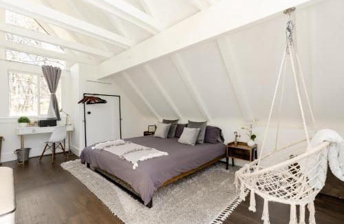 Cedar Glen Casa | Sprocket Hollow Treetop A-Frame Log Cabin