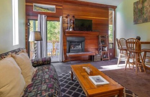 Kingswood Estates Cabina | Spruce by Avantstay The Eagles Nest! Central Northshore Location!