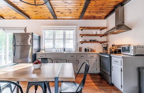 Eliot Cabina | This cabin is a 2 bedroom(s), 1 bathrooms, located in Eliot, ME.