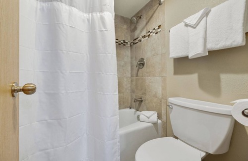 Copper Mountain Village Apartamento | Spruce Lodge Hotel Style Room with 2 Beds #492 by RedAwning