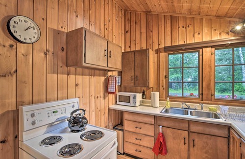 Boothbay Harbor Cabaña | 'Sprucewold' Boothbay Harbor Cottage w/ Deck