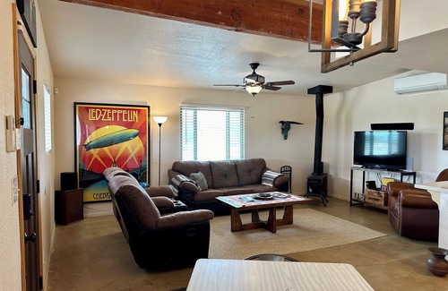 Landers Casa | 🌵 Spy Mountain Hideout on 5 Acres w/ Hot Tub | ATV Paradise & Privacy 🌵