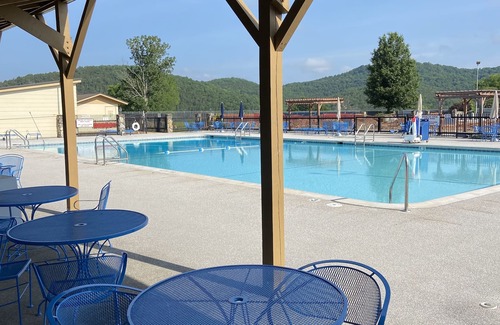 Eureka Springs Casa | Squirrel Hollow: Newly renovated lake house Holiday Island