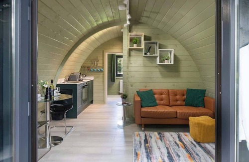Malmesbury Cabina | Luxury Glamping with a Hot Tub in The Cotswolds