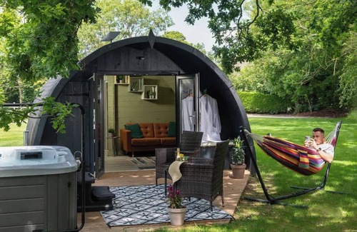 Malmesbury Cabina | Luxury Glamping with a Hot Tub in The Cotswolds