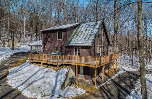 Berkeley Springs Chalet De Esquí | Sqyrls Nest - Hot Tub, Pet Friendly, Screen Porch, Grill, Wifi, Fire Pit, Deck, View, Family Friendly, Game Room, Shuffle Board, Wood Stove