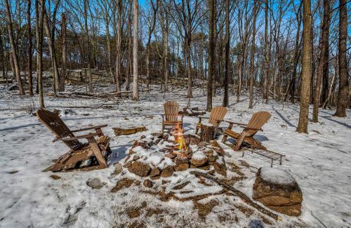 Berkeley Springs Chalet De Esquí | Sqyrls Nest - Hot Tub, Pet Friendly, Screen Porch, Grill, Wifi, Fire Pit, Deck, View, Family Friendly, Game Room, Shuffle Board, Wood Stove