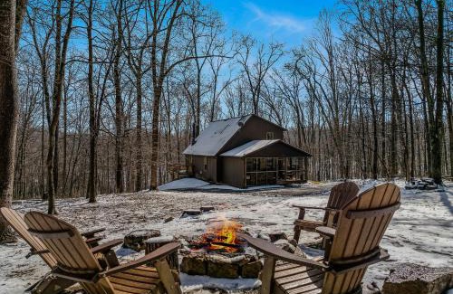 Berkeley Springs Chalet De Esquí | Sqyrls Nest - Hot Tub, Pet Friendly, Screen Porch, Grill, Wifi, Fire Pit, Deck, View, Family Friendly, Game Room, Shuffle Board, Wood Stove