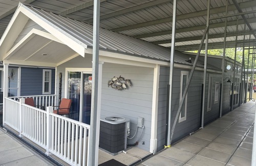 Bainbridge Alquiler De Eote | SS MINNOW 55' Houseboat on the Flint River, a floating oasis!