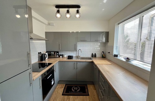 Colchester Apartamento | St Andrews Gardens – Modern 2-Bed Flat with Town Views & Parking in Colchester