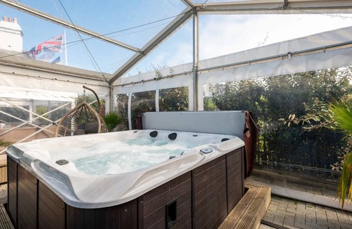 Turnchapel Casa | St Anne's House, Sea Views, 7 Bedrooms - Sleeps 30