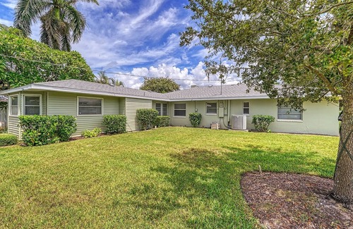 Saint Armands Key Casa | St Armand’s charmer with 3 bedroom, 2 bath Plus Sunroom. Minutes to Lido Beach