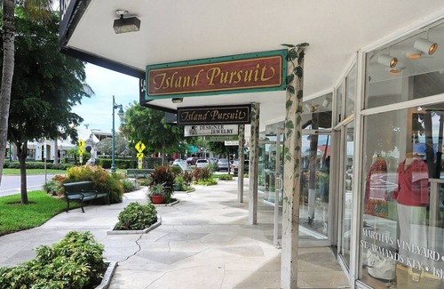 Saint Armands Key Casa | St Armand’s charmer with 3 bedroom, 2 bath Plus Sunroom. Minutes to Lido Beach