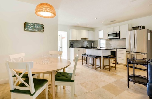 St. Augustine Beach Cabaña | ¡NUEVO! Cabaña costera con pozo de fuego + patio junto al océano