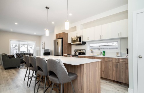 Winnipeg Casa | St. Boniface + Elegant 3 Bdr + Parking (16)