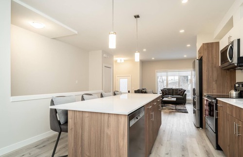 Winnipeg Casa | St. Boniface + Elegant 3 Bdr + Parking (16)