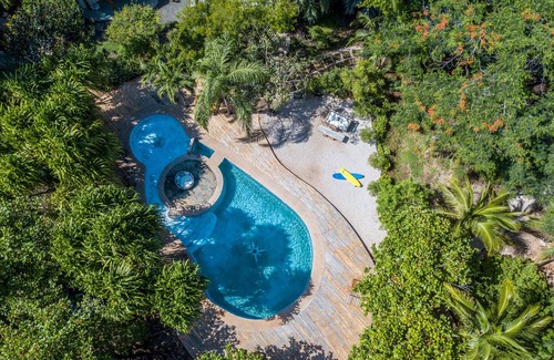 Playa Avellanas Casa | Stylish villa surrounded by lush gardens
