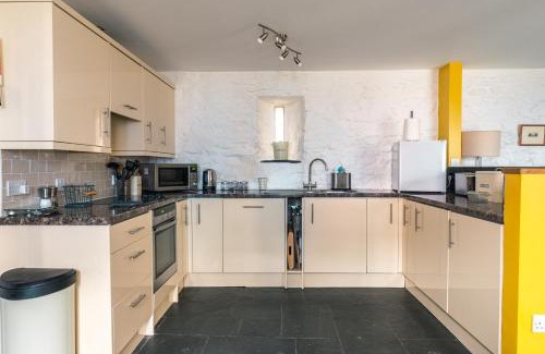 St Davids Apartamento | St Davids Hideaway with Roll-top Bath & Log Burner