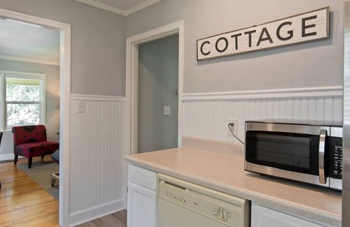 St. Elmo Improvement League Casa | S t. Elmo's Charming Cottage- 2BR w / Screened-in Porch