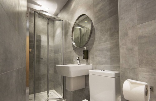 Warwick Hotel | St. George' s Inn Victoria