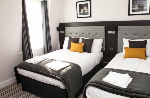 Warwick Hotel | St. George' s Inn Victoria