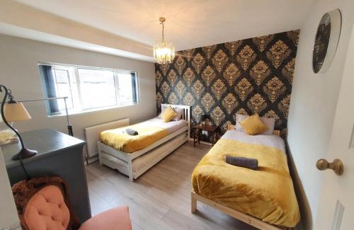 Bray on Thames Casa | St Georges house, Premium 3 bed Home Slough, Legoland, Windsor