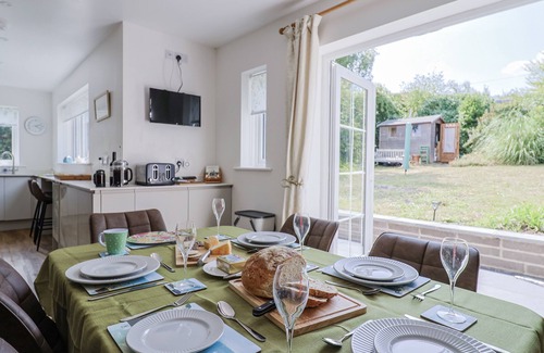 Charmouth Cabaña | ST HELENA, pet friendly, country holiday cottage in Charmouth