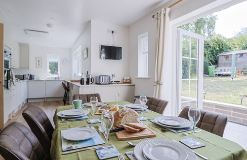 Charmouth Cabaña | ST HELENA, pet friendly, country holiday cottage in Charmouth