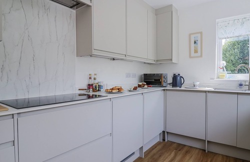 Charmouth Cabaña | ST HELENA, pet friendly, country holiday cottage in Charmouth