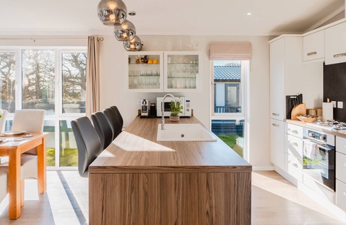 Ryde Cabina | St Helens - Lodge - sleeps 4 - Pets Allowed - Pool