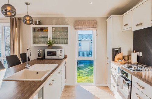 Ryde Cabina | St Helens - Lodge - sleeps 4 - Pets Allowed - Pool