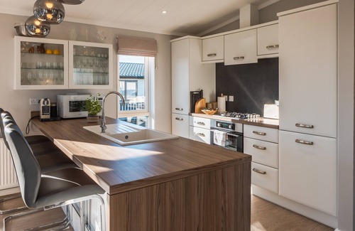 Ryde Cabina | St Helens - Lodge - sleeps 4 - Pets Allowed - Pool