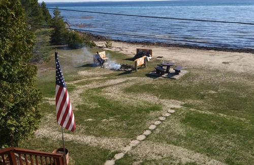 St Ignace Casa | Casa de 4 dormitorios frente a la playa en el lago Michigan con vistas al puente Mackinac