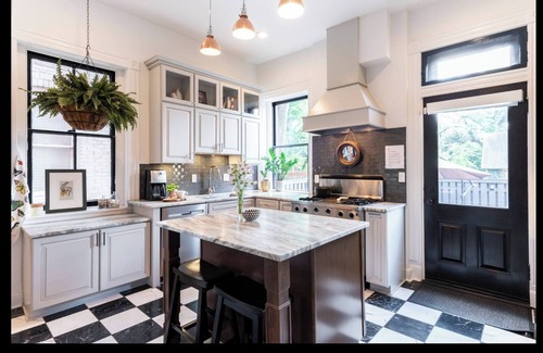 Old Louisville Casa | St.James Court Art Show*Luxe Victorian*UL/Downtown*BourbonTrail*Games*Speakeasy
