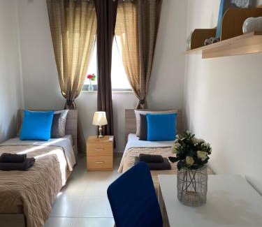 Ta' Giorni Apartamento | St Julians Cute Holiday Apartment with side seaview