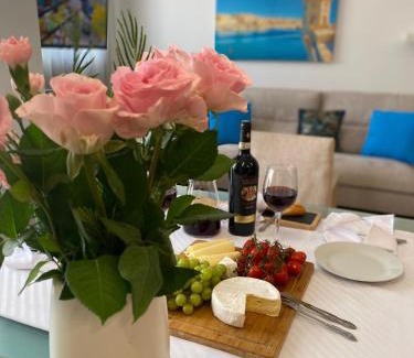 Ta' Giorni Apartamento | St Julians Cute Holiday Apartment with side seaview